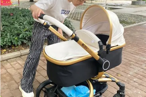 宝宝在婴儿车里容易睡着