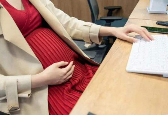 产假期间的工资根据实际休假天数计算