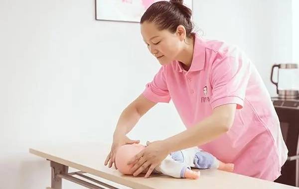 母婴护理师相对来说没有月嫂的工资高