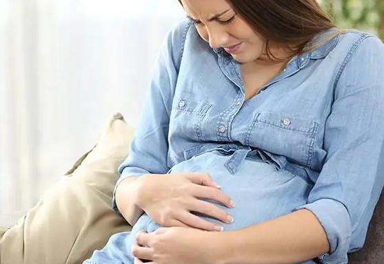 胎儿在孕妇的肚子里面断断续续动了一夜