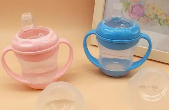 宝宝使用学饮杯只咬不吸