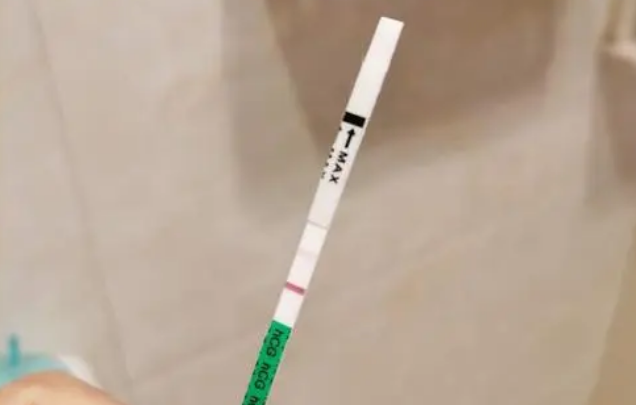 验孕试纸一深一浅有可能没怀孕