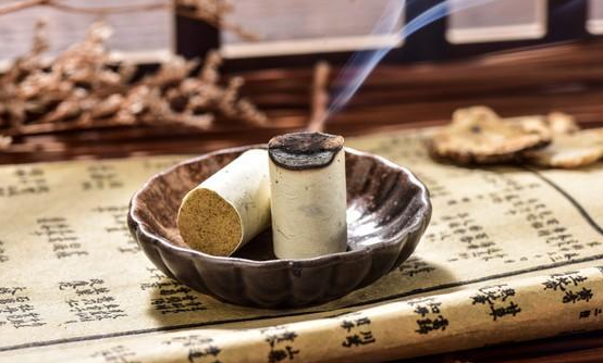 艾灸是中医传统疗法之一