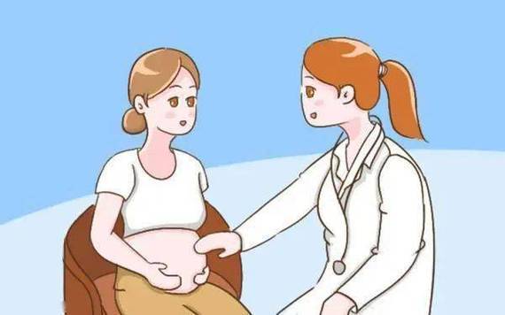 医生为孕妇做孕期检查