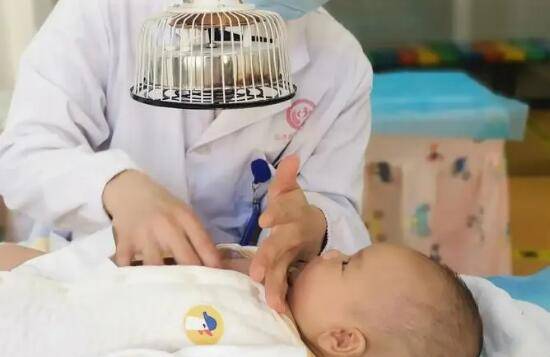 专业医师在给小儿做推拿