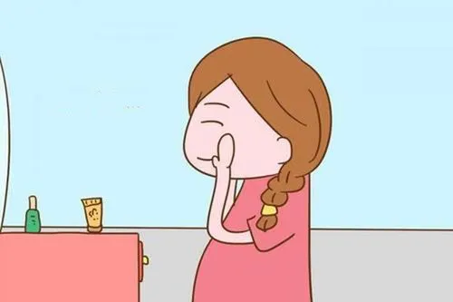 孕妇妈正在护肤
